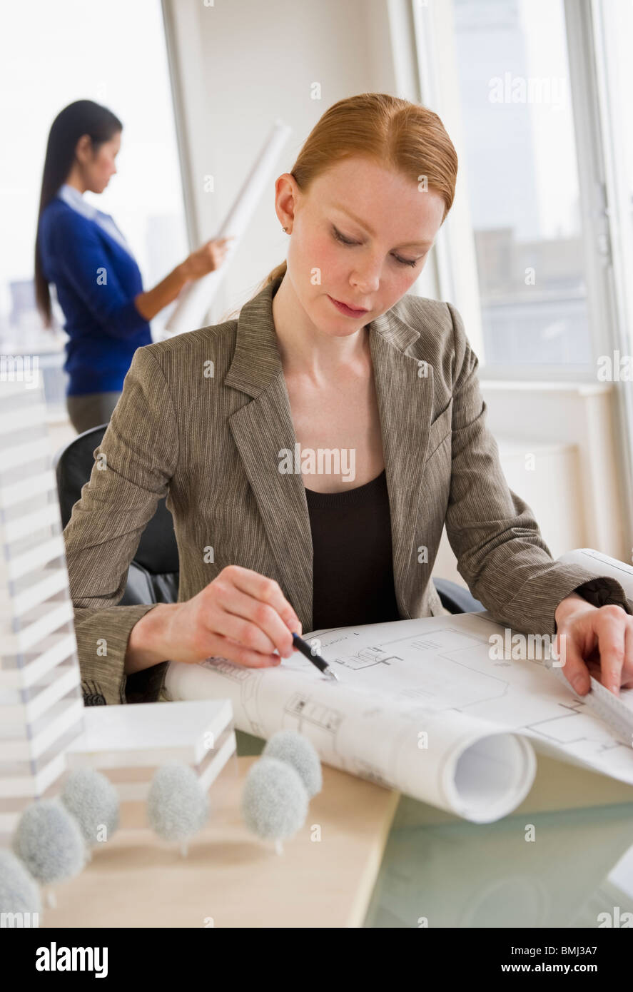 Architektin Blaupausen betrachten Stockfoto