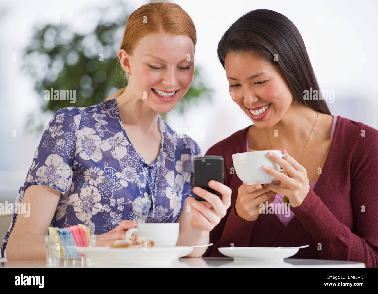 Freunden in einem café Stockfoto