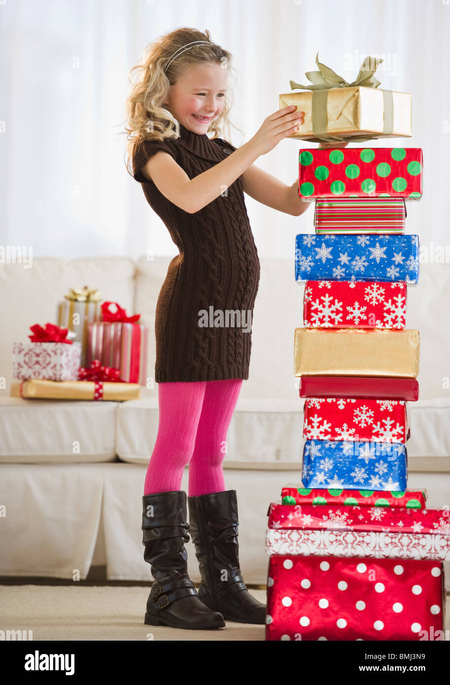 Junges Mädchen Stapeln Weihnachtsgeschenke Stockfoto