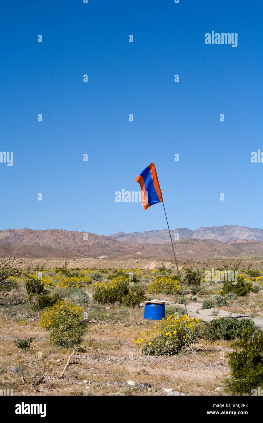 Wasserbehälter mit Fahnen säumen die Wüste, um illegale Einwanderer durch Wasserentzug aus dem Tod retten. Stockfoto