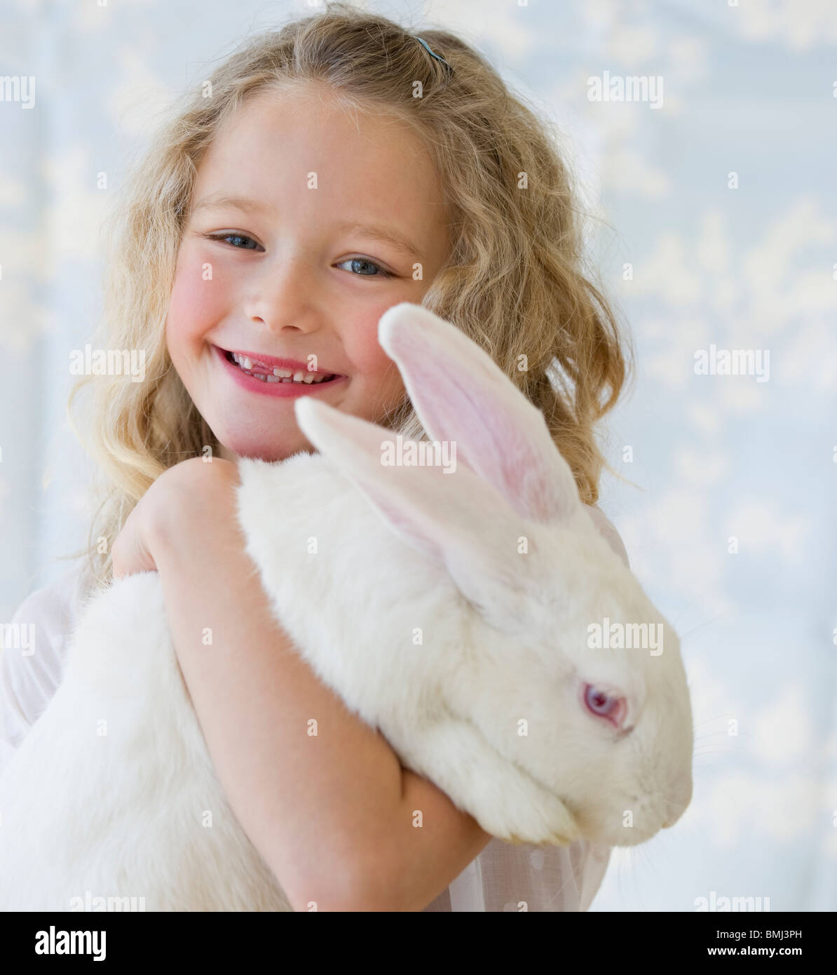 Junges Mädchen hält ein Kaninchen Stockfoto