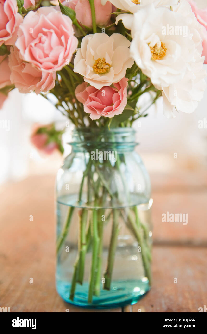 Glas mit Blumen Stockfoto