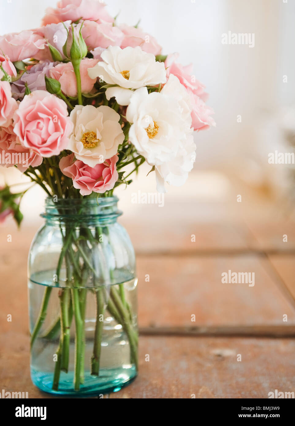 Glas mit Blumen Stockfoto