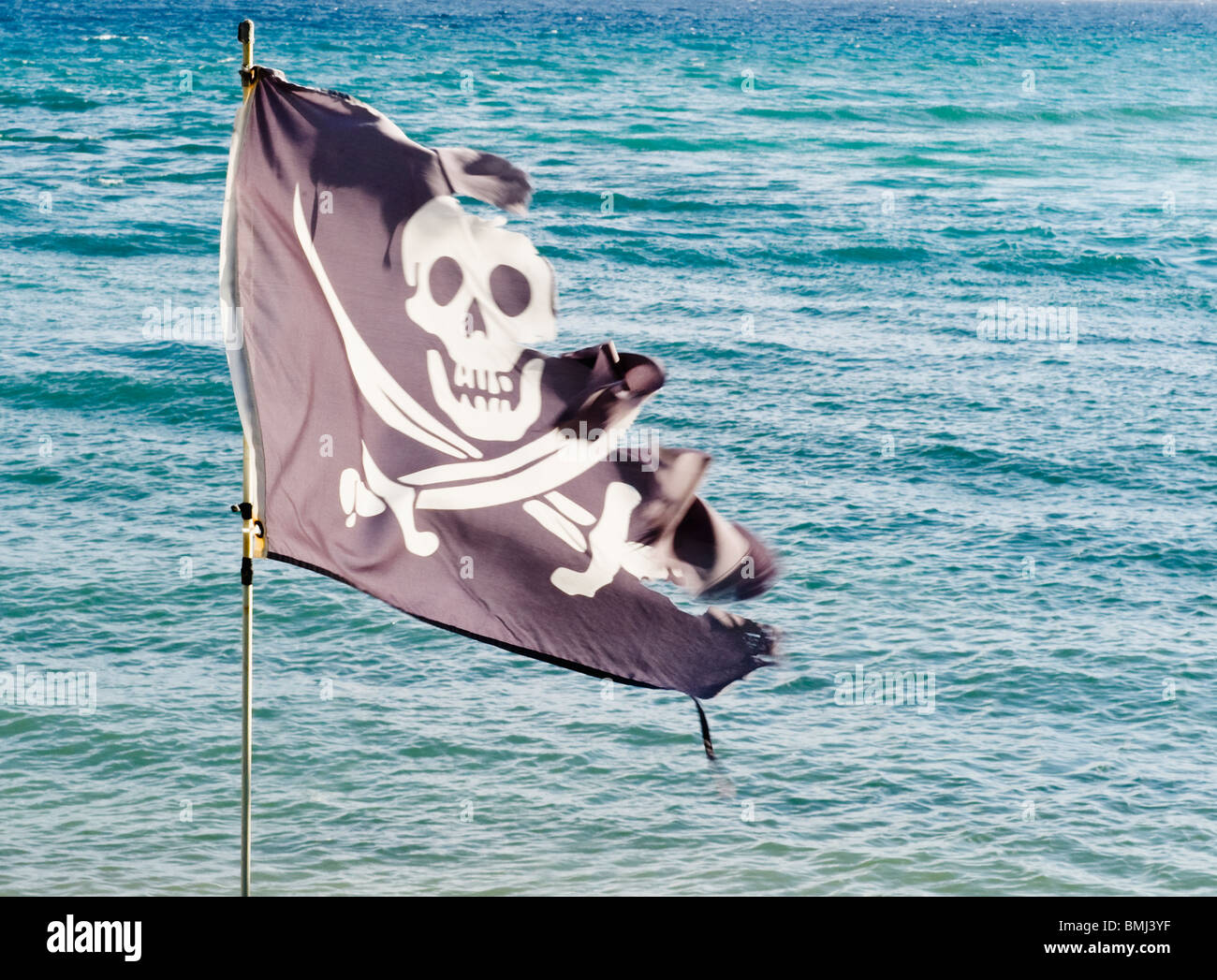 Piraten-Flagge Zerfetzt – Schwarz Mit Totenkopf, 74 X 102 Cm, Ideal Für Mottoparty & Dekoration