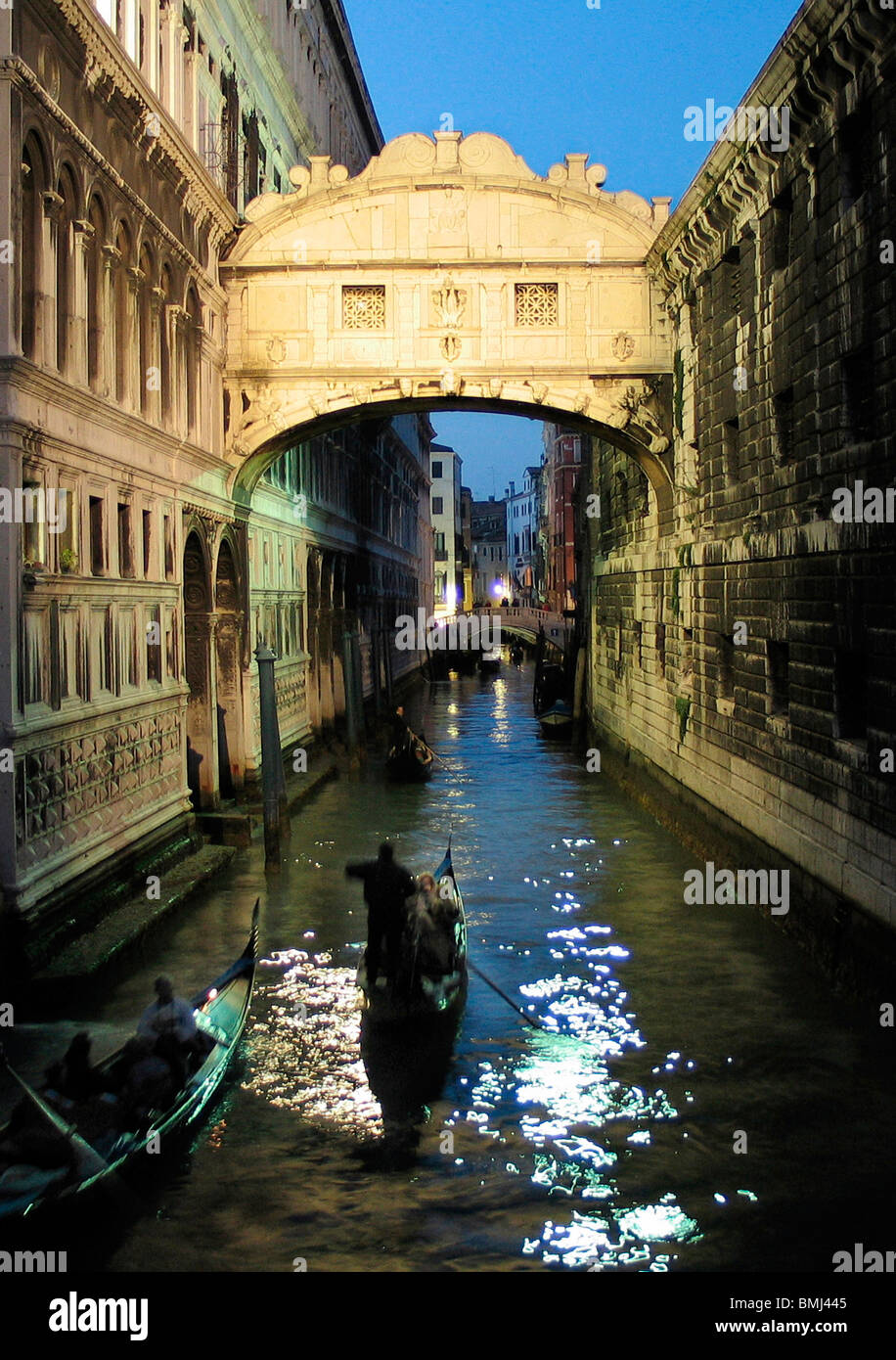 Gondel Unterquerung der Seufzerbrücke in Venedig bei Nacht Stockfoto