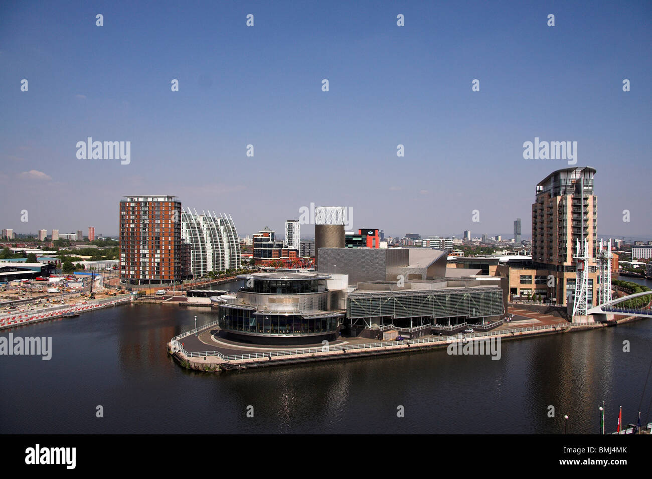 Blick aus dem Imperial War Museum North, über den Manchester Ship Canal, The Lowry, Salford Quays, Manchester, UK Stockfoto