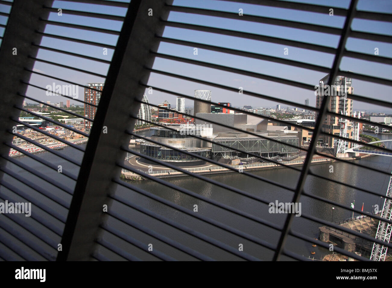 Blick vom Imperial War Museum North, über den Manchester Ship Canal, der den Lowry, Salford Quays, Manchester, UK Stockfoto