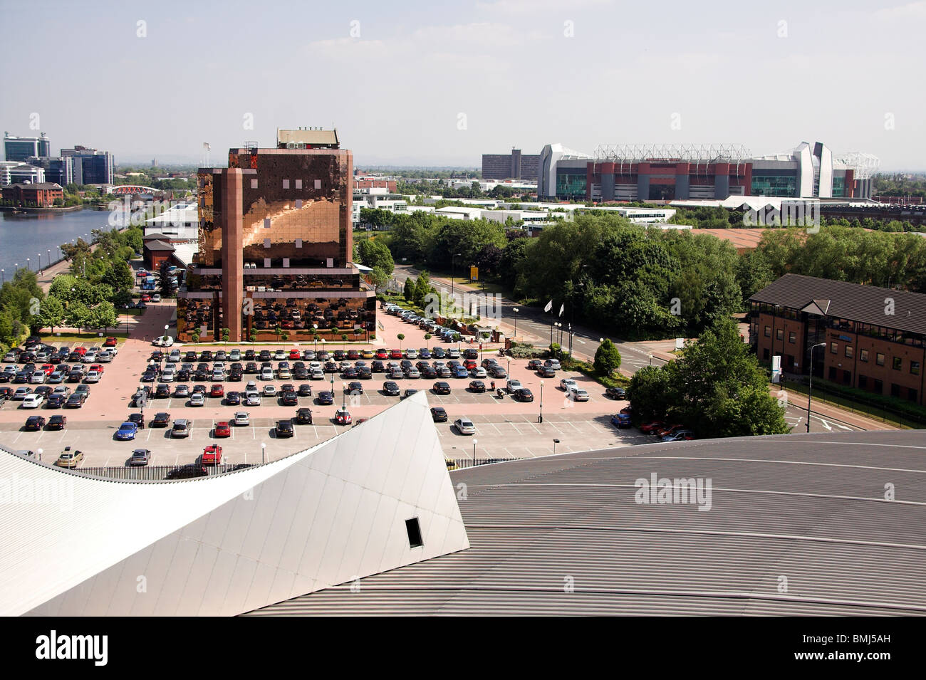 Blick vom Imperial War Museum North, vereint über den Manchester Ship Canal, Quay West mit Manchester, Salford Quays, UK Stockfoto