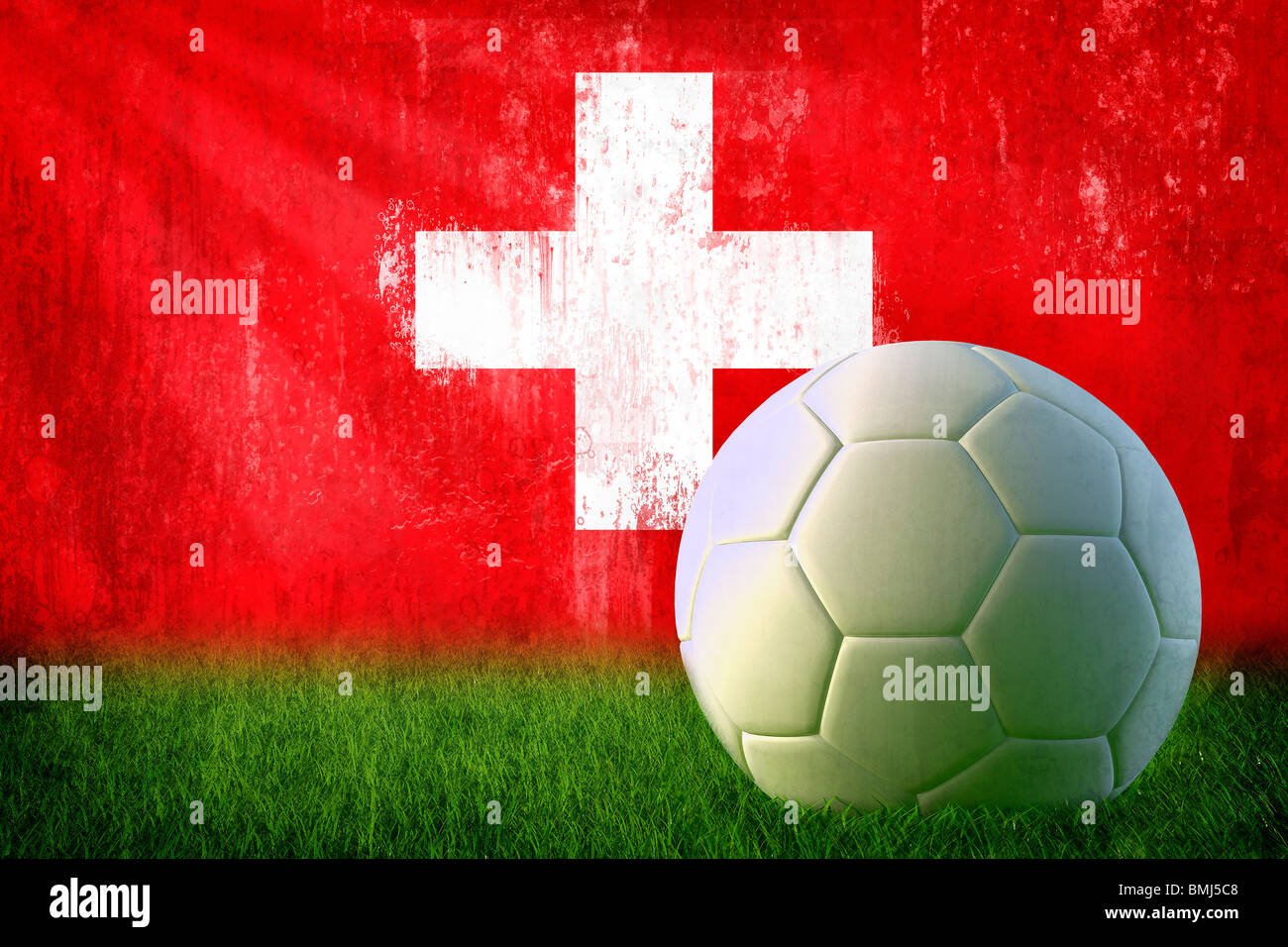 Grunge Schweizer Flagge auf Wand und Soccer ball Stockfoto