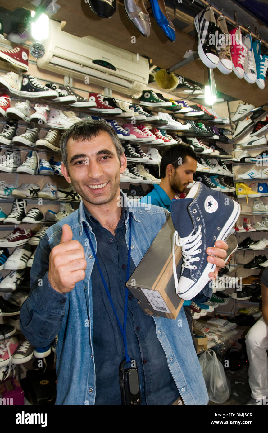 Istanbul Grand Bazaar Türkei Kapali Carsi Kapalıcarsı Schuhe Schuh shop klandestine illegale All Stars Stockfoto