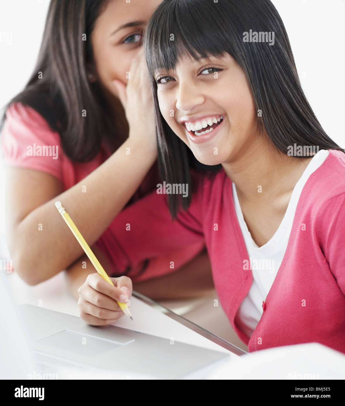 Schüler im Klassenzimmer Flüstern Stockfoto