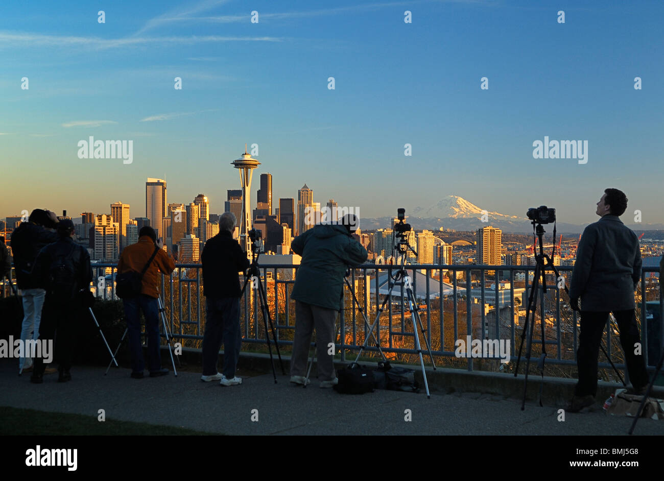 Fotografen in Kerry Park fotografieren die Skyline bei Sonnenuntergang mit der Space Needle Mount Rainier; Seattle, Washington Stockfoto