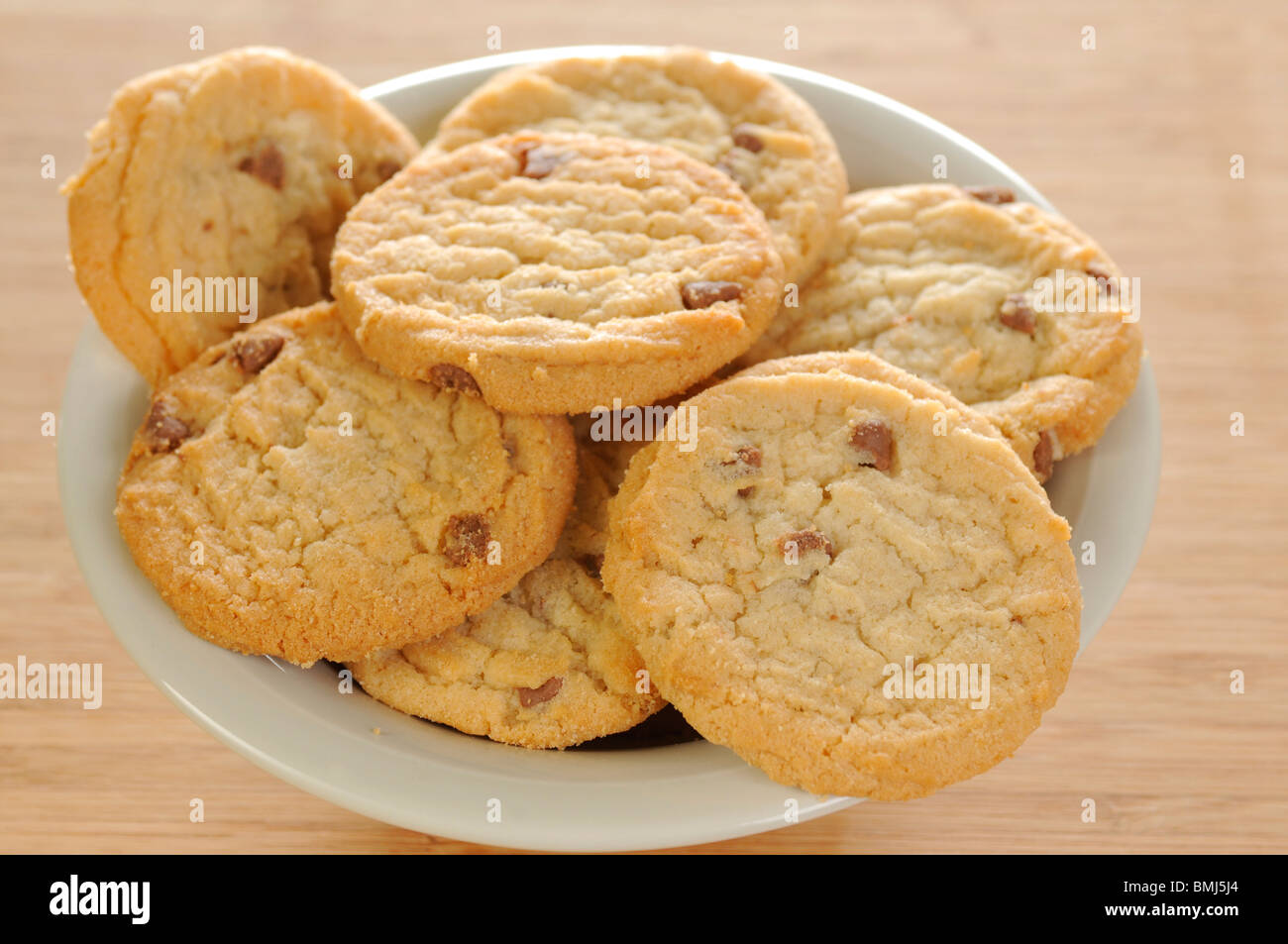 Schüssel von Cookies mit einem Glas Milch Stockfoto