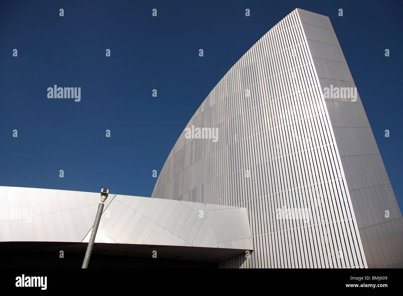 Imperial War Museum North, vor blauem Himmel, Salford Quays, Manchester, UK Stockfoto