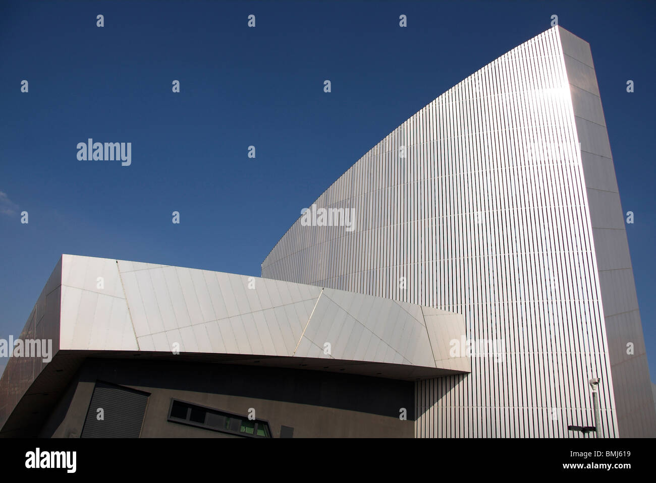 Imperial War Museum North, vor blauem Himmel, Salford Quays, Manchester, UK Stockfoto