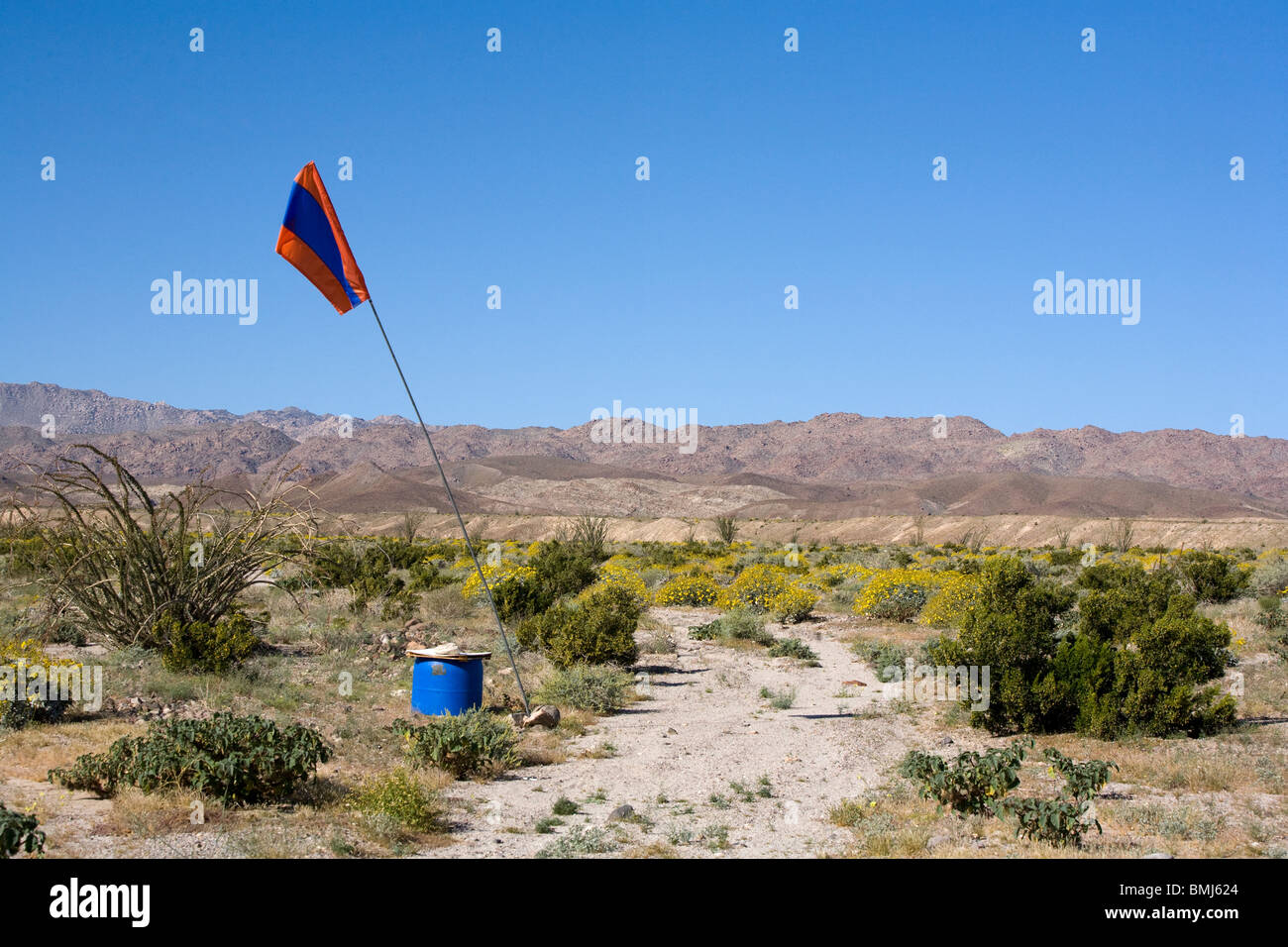 Wasserbehälter mit Fahnen säumen die Wüste, um illegale Einwanderer durch Wasserentzug aus dem Tod retten. Stockfoto