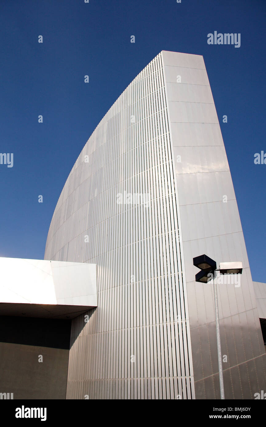 Imperial War Museum North, vor blauem Himmel, Salford Quays, Manchester, UK Stockfoto
