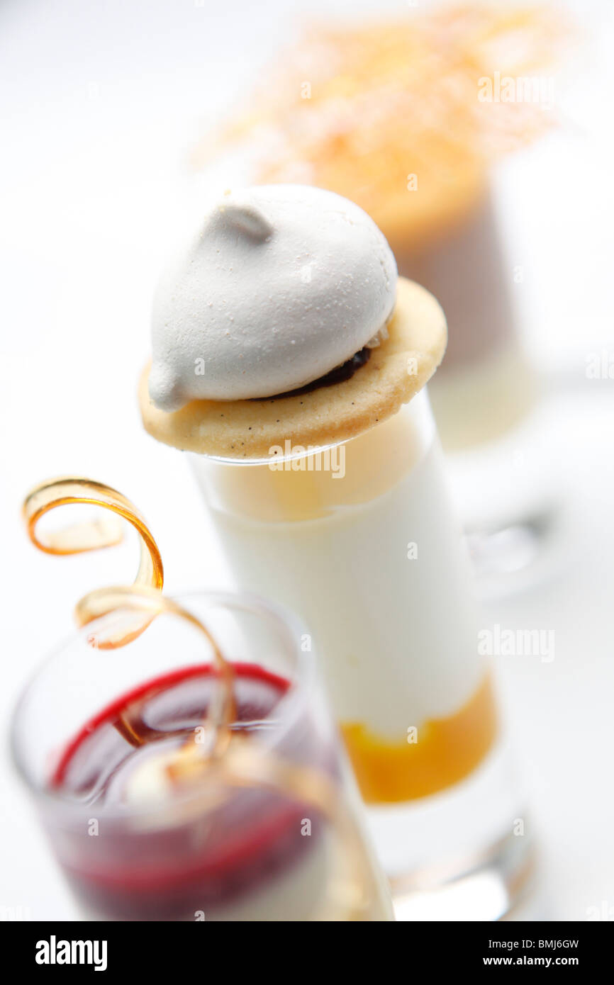 Tripple-Dessert in hohe Schnapsgläser, serviert in einem restaurant Stockfoto