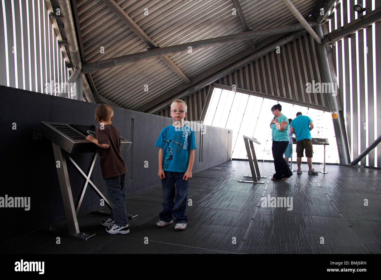 Aussichtsplattform am oberen Rand der Imperial War Museum North, Salford Quays, Manchester, UK Stockfoto