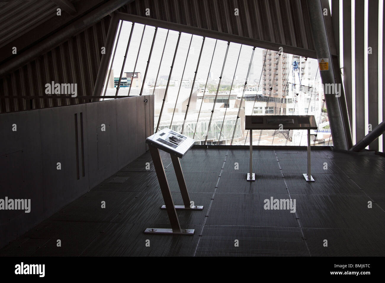 Aussichtsplattform am oberen Rand der Imperial War Museum North, Salford Quays, Manchester, UK Stockfoto