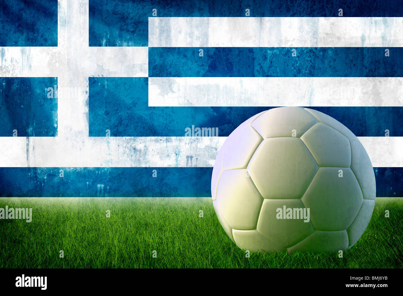Grunge-Griechenland-Flagge auf Wand und Soccer ball Stockfoto