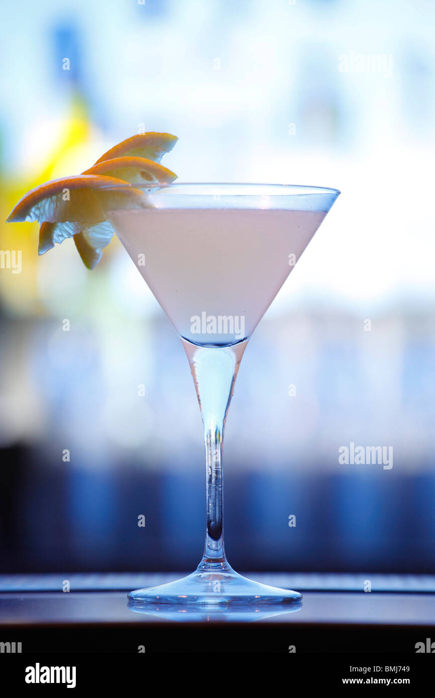 Cocktail mit Zitronen, auf einem blauen Hintergrund. Stockfoto