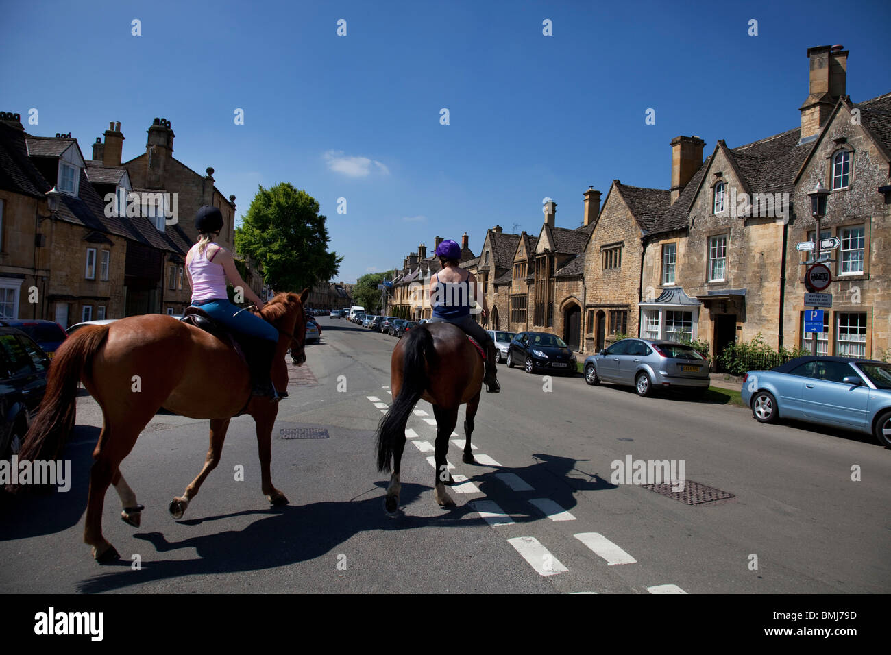 Reiten vorbei an lokalen Steinbauten in Chipping Campden. Die Cotswolds, Gloucestershire, UK. Stockfoto