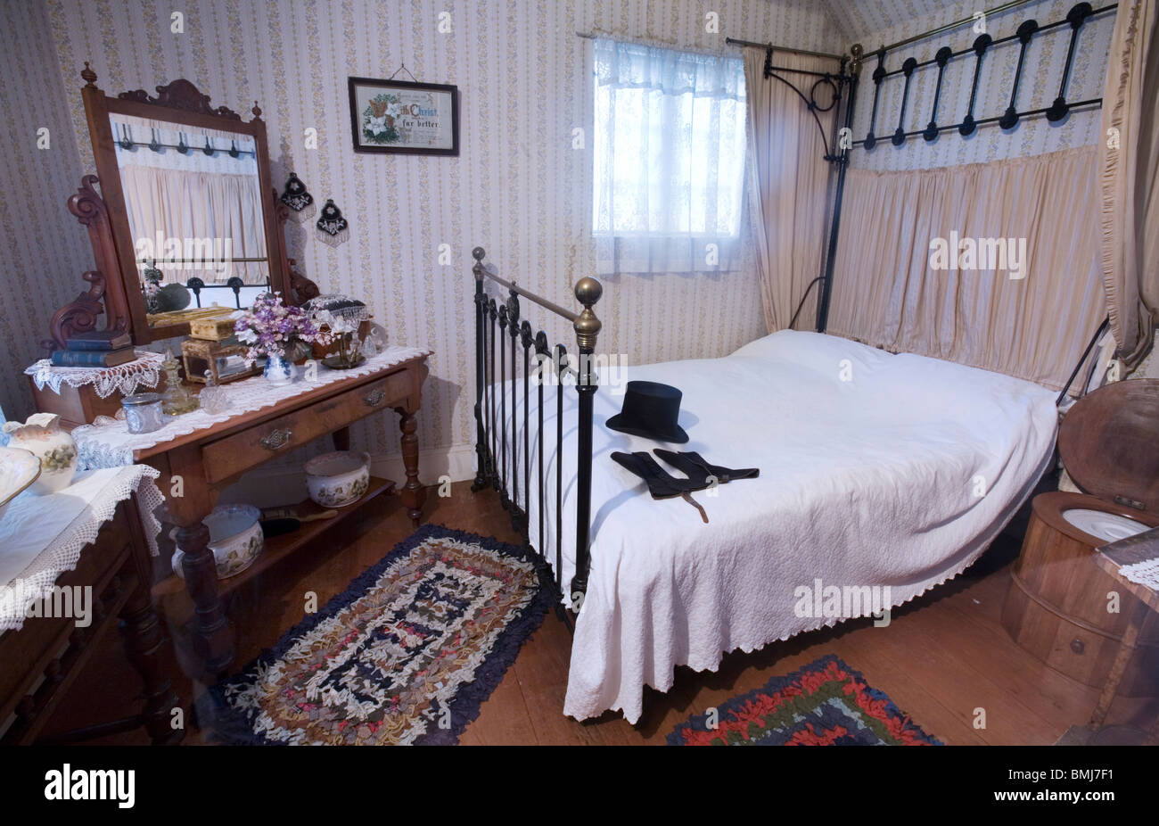 Im 19.Jahrhundert (XIX) (1800 s) Schlafzimmer mit einem Top-Hut über dem Bett, Auckland, Neuseeland Stockfoto