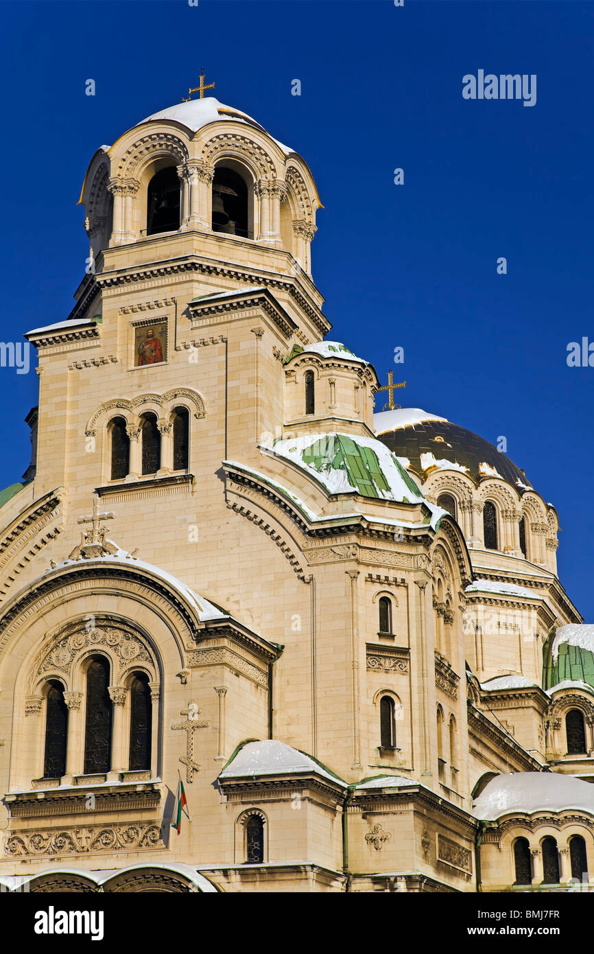 Schnee an der Fassade und Kuppeln der Alexander Newski Kathedrale Gedächtniskirche in Sofia, Bulgarien Stockfoto