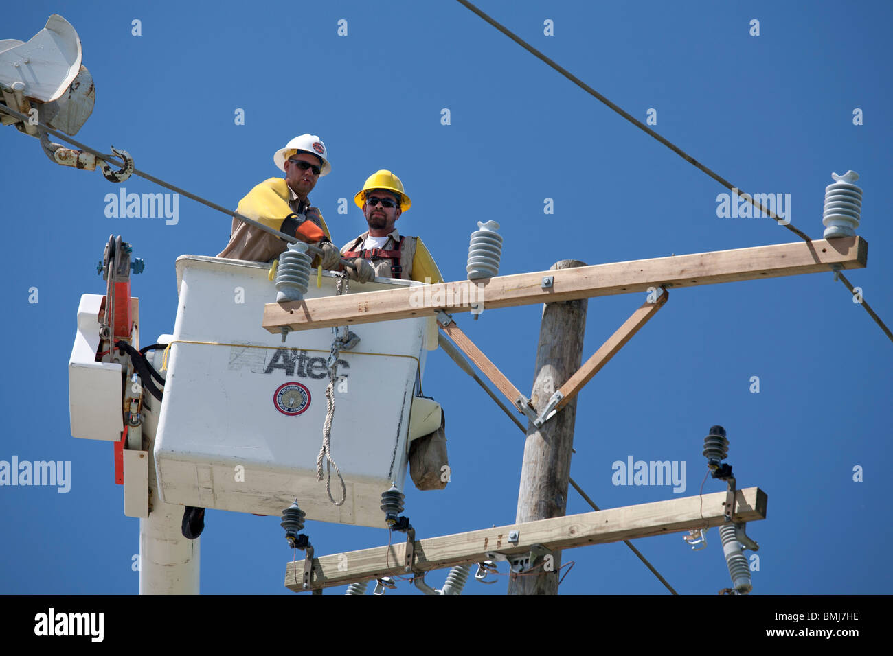 Electrical Workers reparieren Stromleitung durch Tornado beschädigt Stockfoto