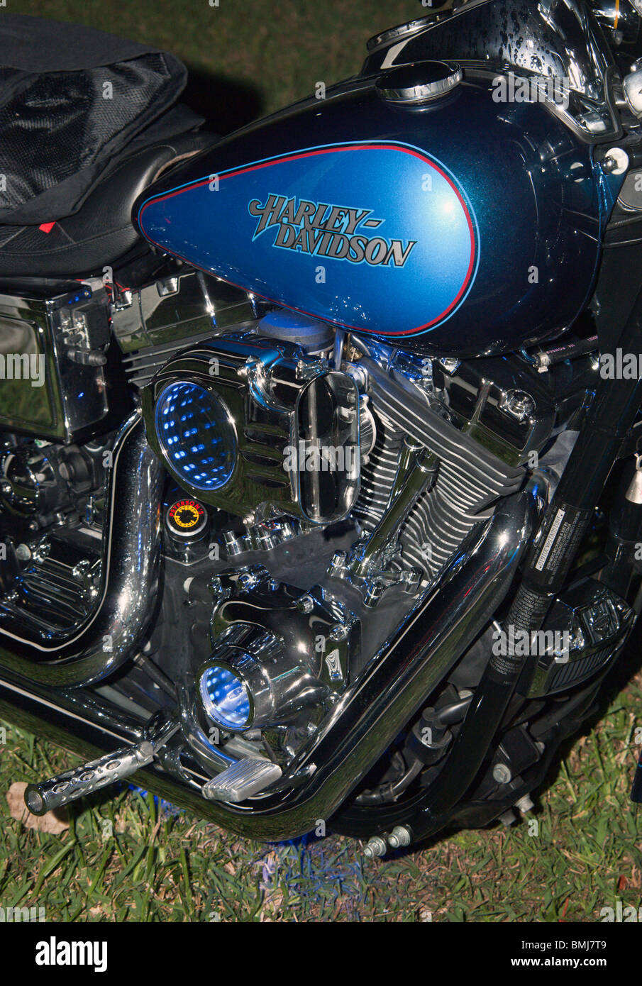Harley Davidson Motor in der Nacht Stockfoto