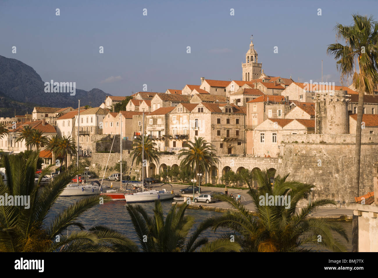 Blick auf die Korcula befestigte Altstadt beleuchtet in später Nachmittagssonne, Insel Korcula, Kroatien Stockfoto