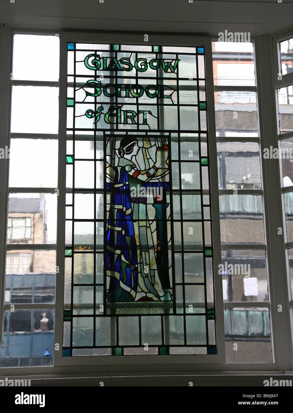 Foto genommen, bevor die Feuer eines Glasfenster in der Charles Rennie Mackintosh Glasgow School of Art, Schottland konzipiert Stockfoto