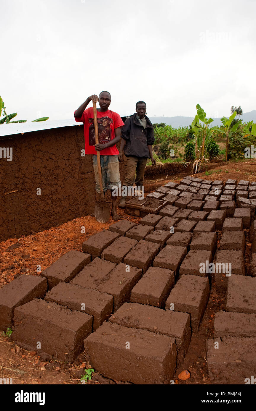 Ziegel aus Lehm für ein neues Haus zu machen. Ruanda Stockfoto