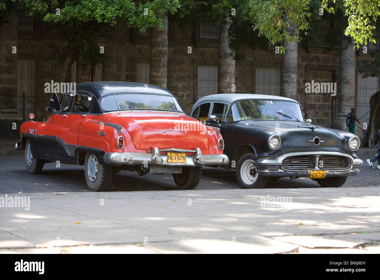 Amerikanische Oldtimer fahren die Straßen von Havanna, Kuba. Stockfoto