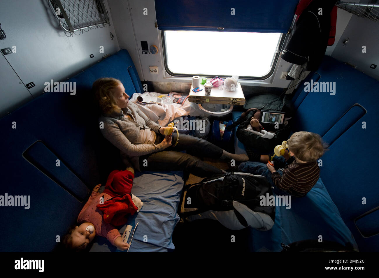 Familie, Reisen mit dem Zug Stockfoto