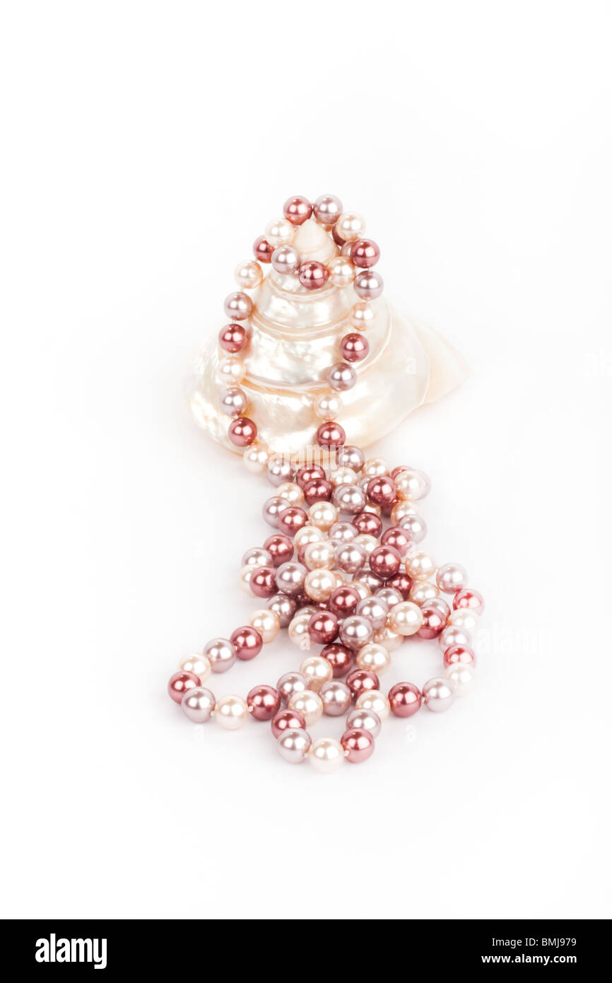 Schöne Schale und bunten Perlen auf weißem Grund und Oberfläche Stockfoto