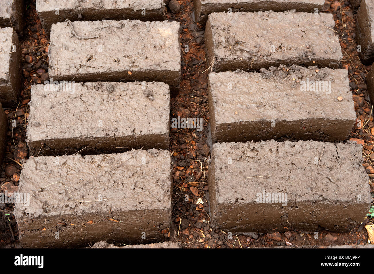 Machen von Backsteinen aus Schlamm für den Einsatz auf einem neuen Haus-Ruanda Stockfoto