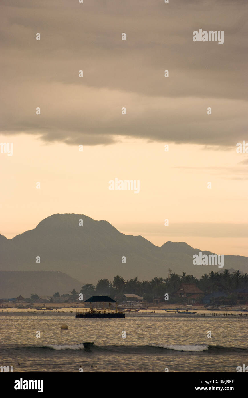 Sonnenaufgang auf Nusa Lembongan, einem kleinen Fischerdorf, Surfen und Algen Landwirtschaft Insel Bali, Indonesien gehörende. Surfen. Stockfoto