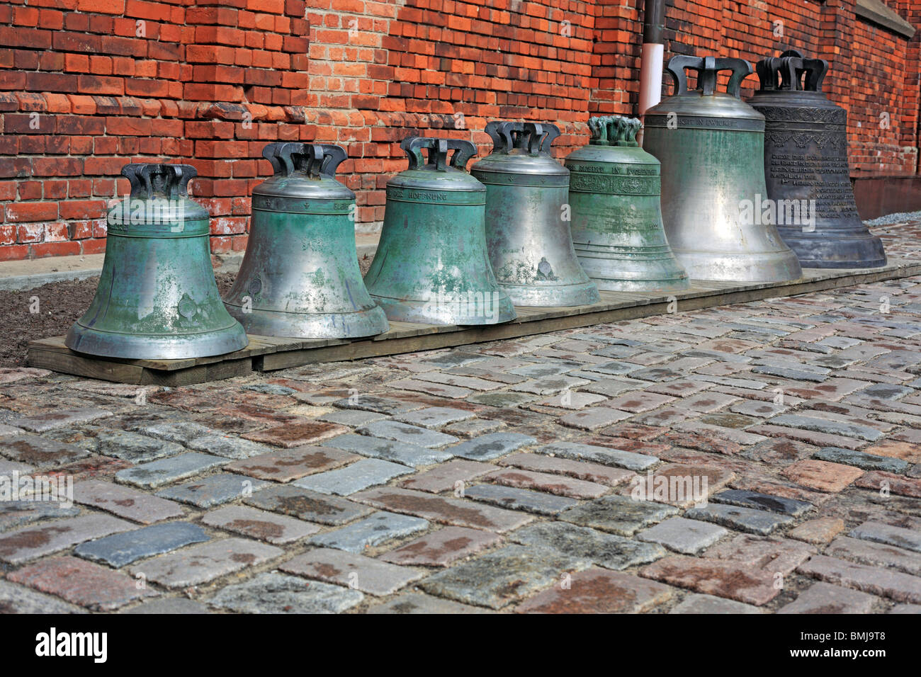 Glocken im Kreuzgang des Dom zu Riga, Riga, Lettland Stockfoto