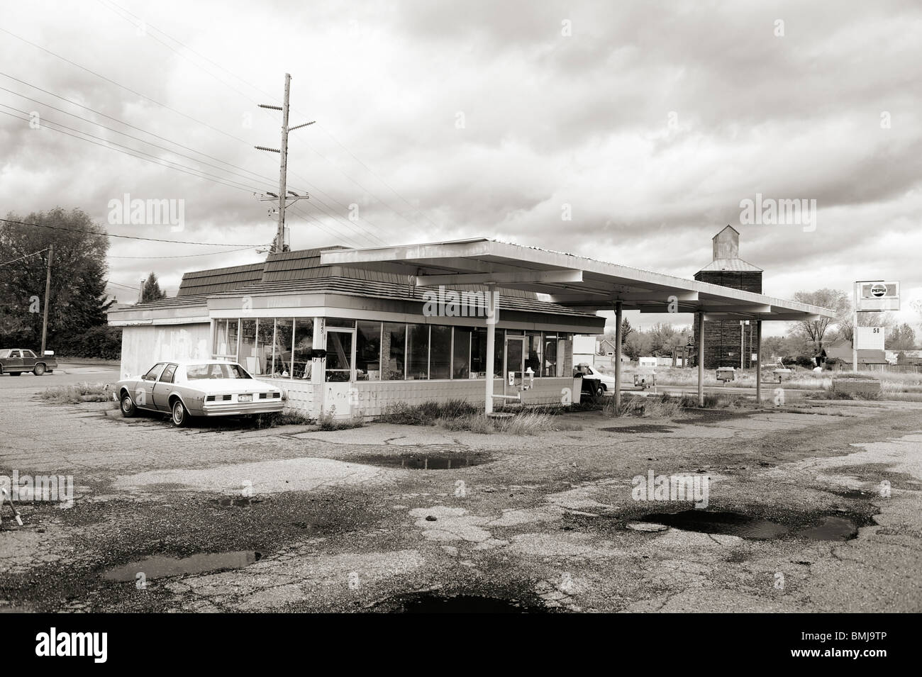 Verlassenen 50er Jahre Ära drive-in Restaurant. St. Anthony Idaho. Stockfoto