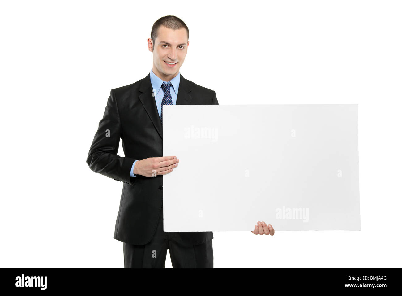 Ein junger Geschäftsmann hielt eine weiße leere Karte Stockfoto
