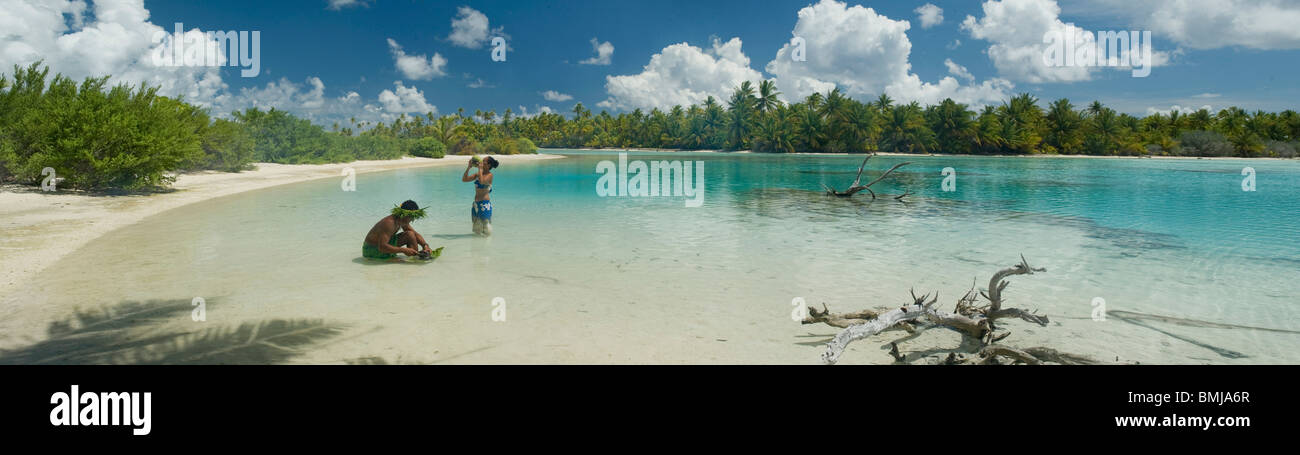 Panorama von Fakarava Lagune. Tahitian Mann eine Frau Kochen Fisch und Getränken Kokoswasser Stockfoto