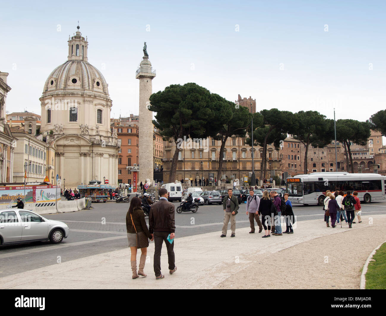 Rom, Trajan Forum Straßenszene mit Trajan Spalte und Menschen Touristen zu Fuß Stockfoto