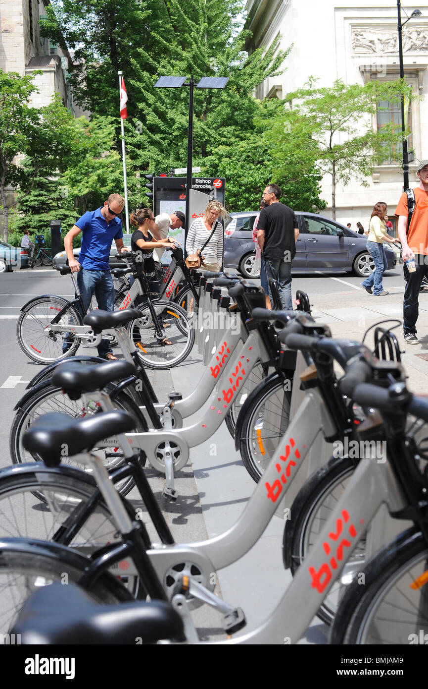 Eine Reihe von [Bixi Bike] eingesperrt in ihren Inhabern [öffentliche Fahrradverleih-System] in Montreal. Stockfoto