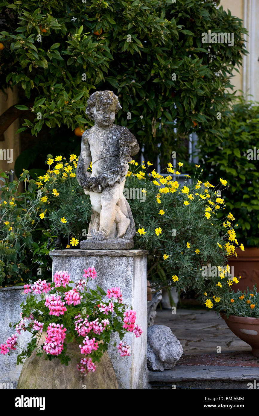 Italien, Ligurien, italienische Garten Statue eines Kindes Stockfoto
