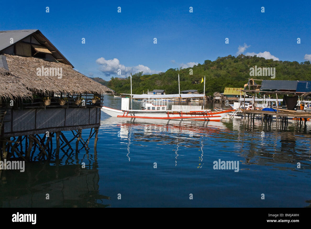 Gästebungalows über dem Wasser sind die besten Unterkünfte in der Stadt CORON auf BUSUANGA ISLAND in der CALAMIAN Gruppe - Philippinen Stockfoto