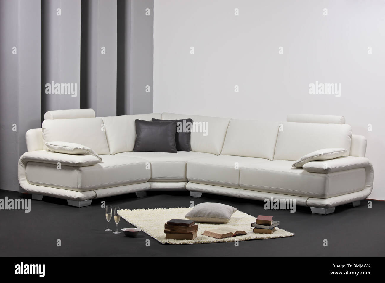 Einem modernen minimalistischen Wohnzimmer mit weißen Möbeln Stockfoto