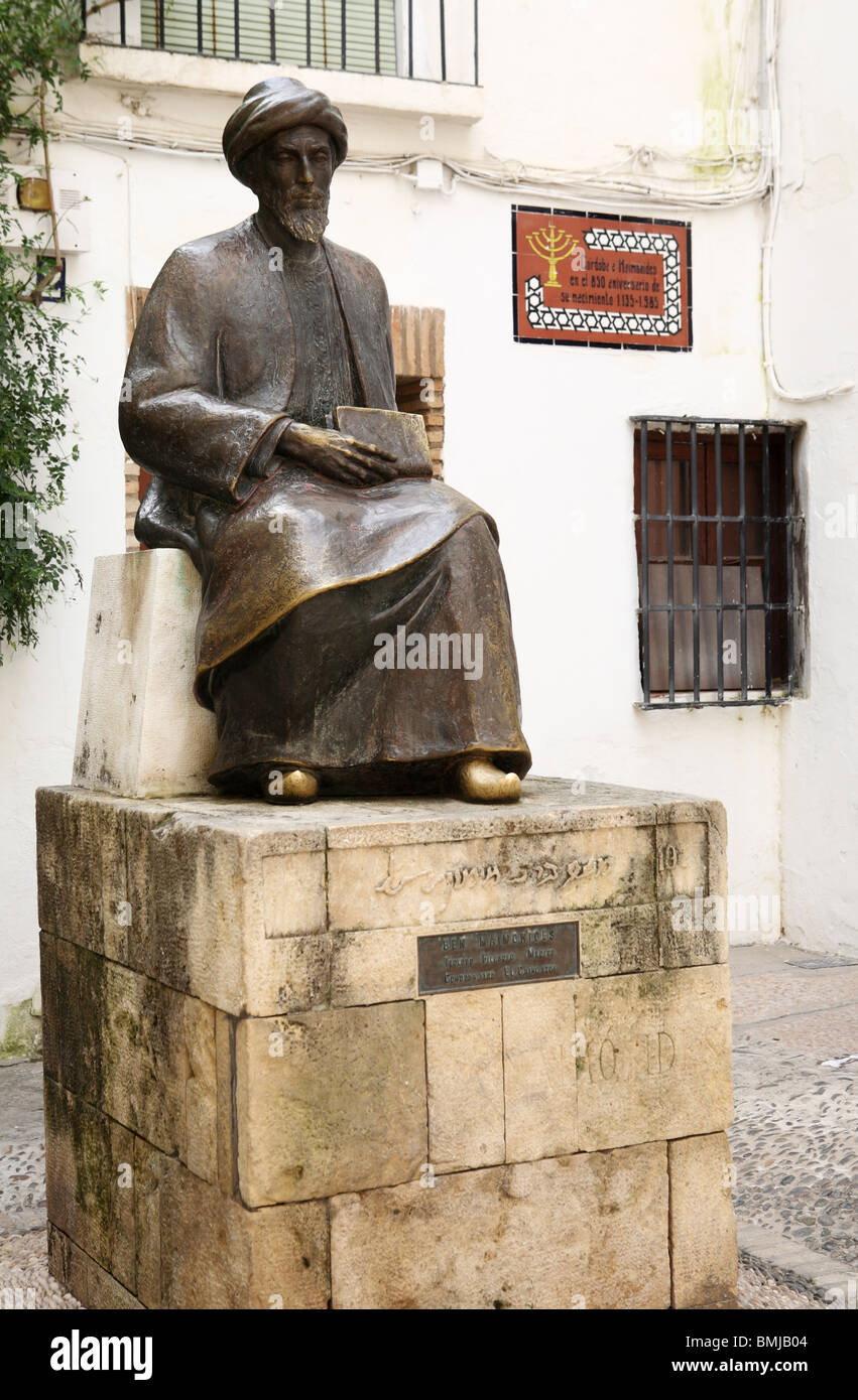 Eine Statue der jüdische Philosoph Maimonides in Tiberiadus Platz im jüdischen Viertel von Córdoba, Spanien, Europa Stockfoto