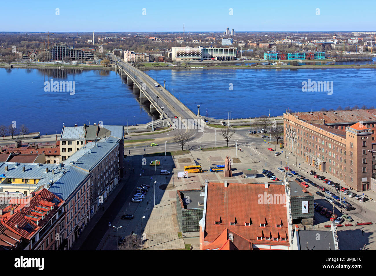 Moderne Brücke über den Fluss Daugava, Riga, Lettland Stockfoto